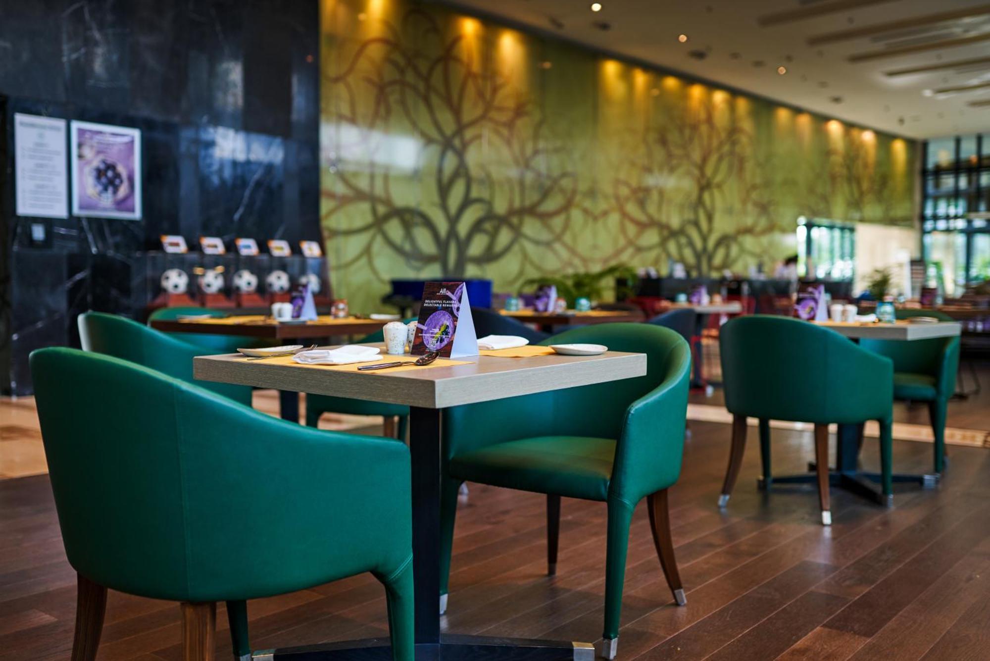 Novotel Kolkata Hotel And Residences Exterior photo The restaurant