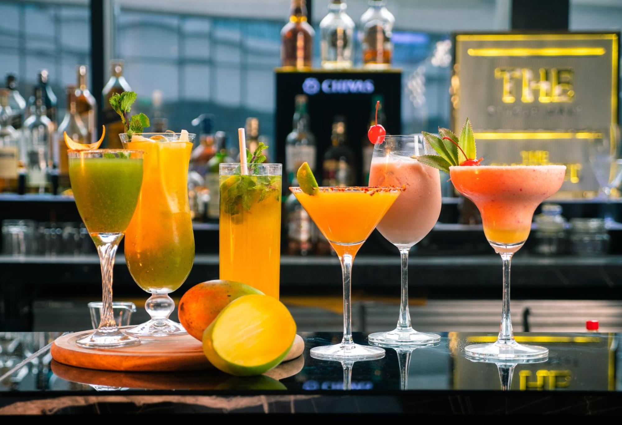 Novotel Kolkata Hotel And Residences Exterior photo Cocktails at the bar