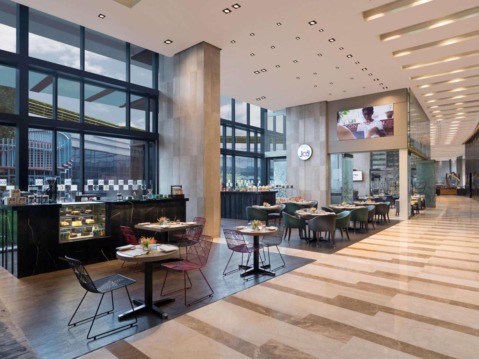 Novotel Kolkata Hotel And Residences Exterior photo The restaurant