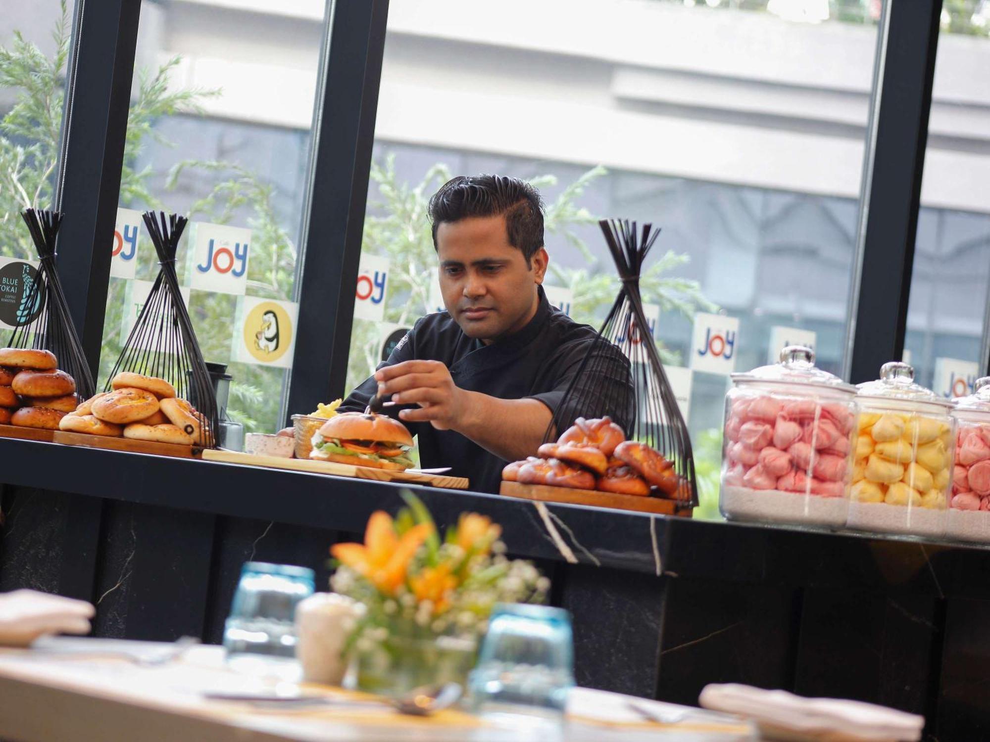 Novotel Kolkata Hotel And Residences Exterior photo A chef preparing food at a buffet