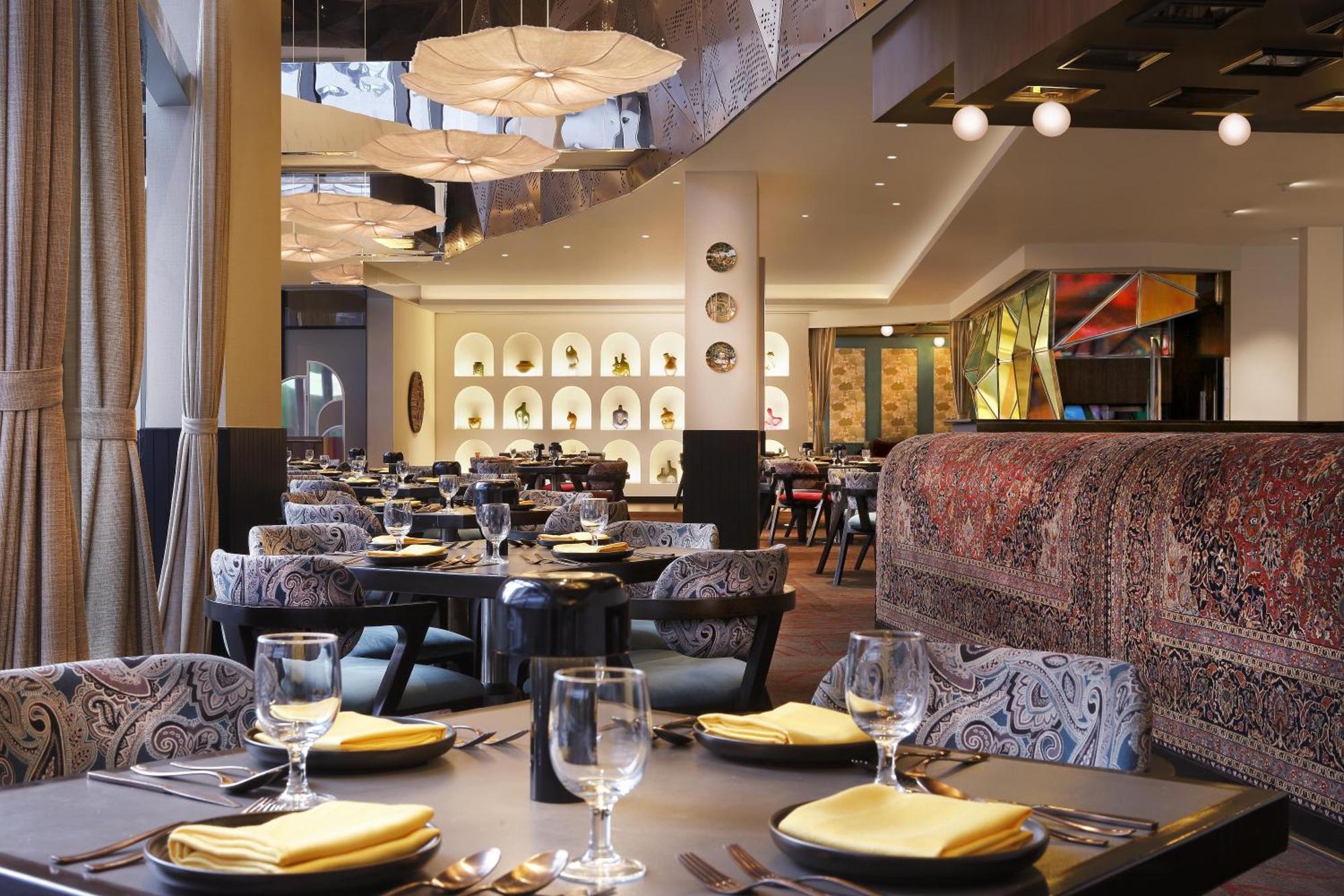 Novotel Kolkata Hotel And Residences Exterior photo The interior of the restaurant