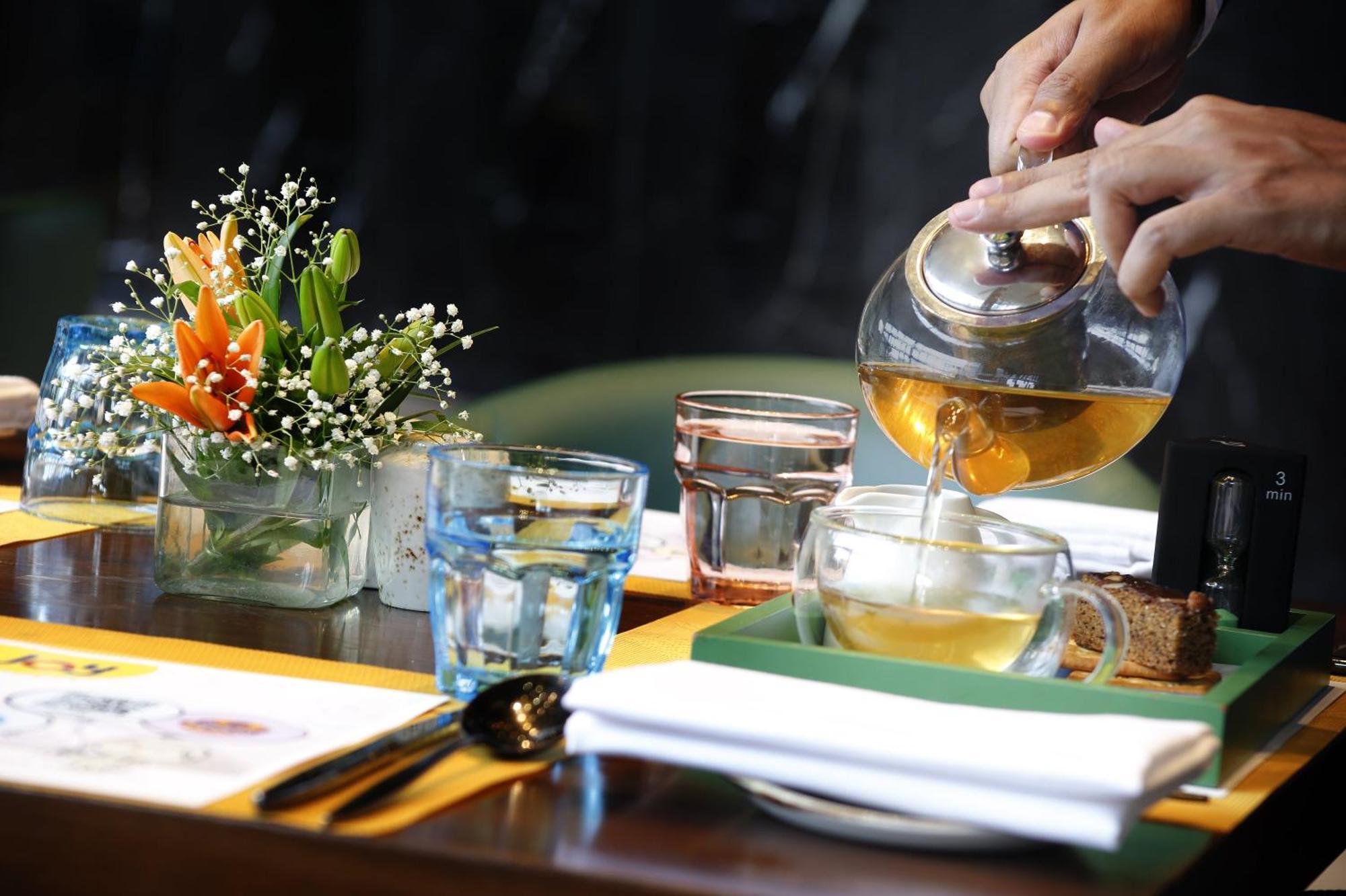 Novotel Kolkata Hotel And Residences Exterior photo A server pours tea at a restaurant