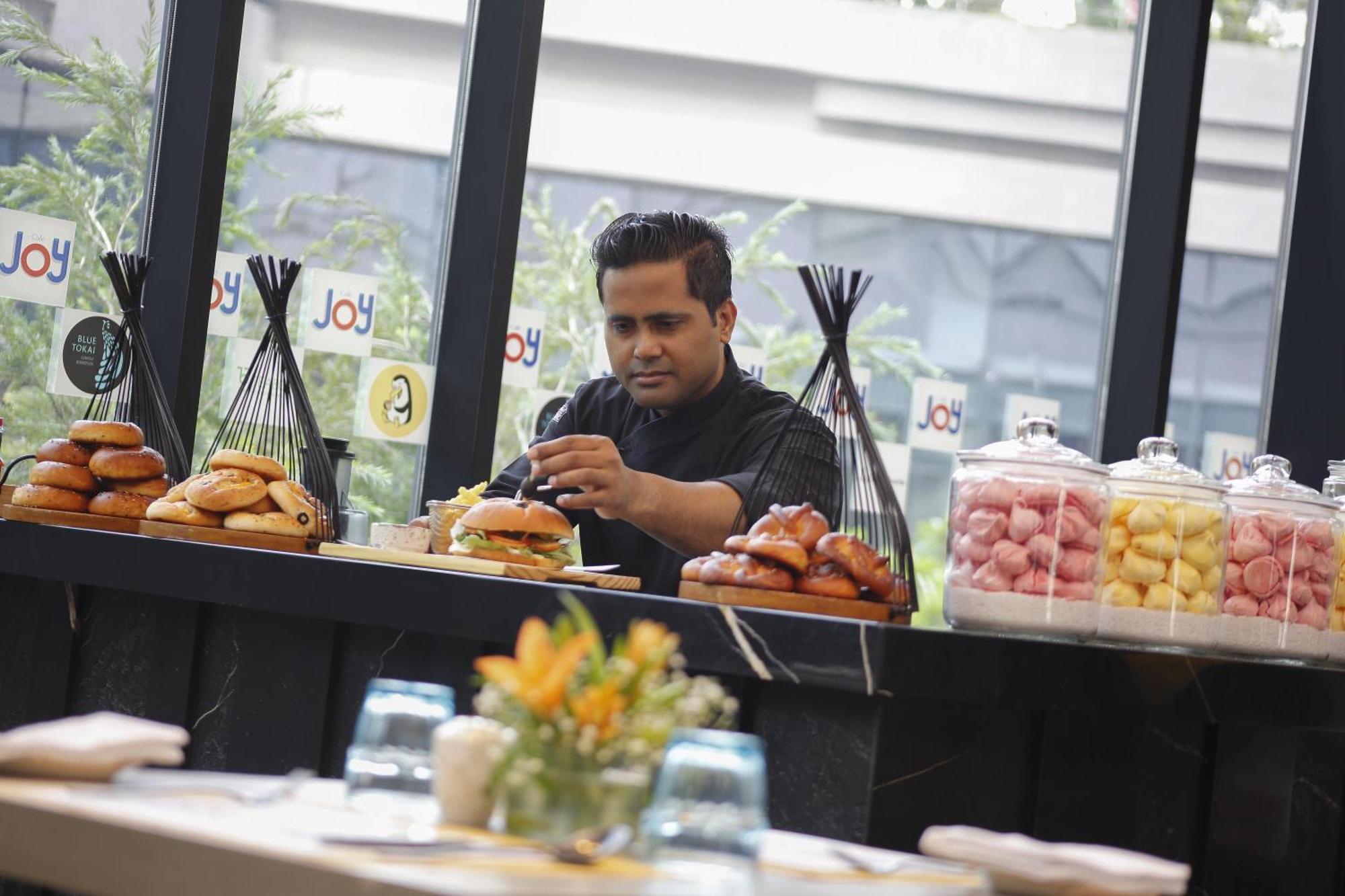Novotel Kolkata Hotel And Residences Exterior photo A chef at work