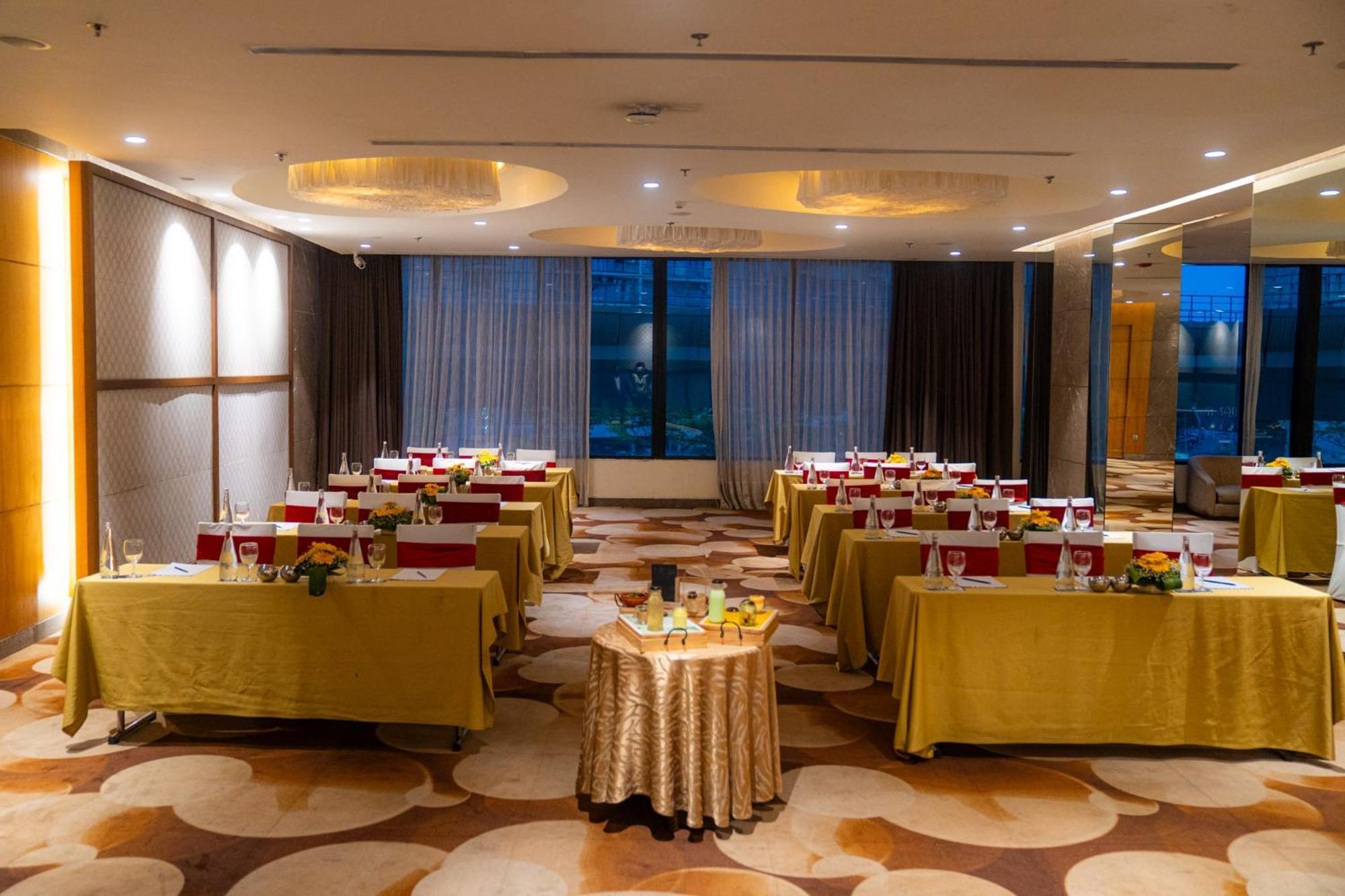 Novotel Kolkata Hotel And Residences Exterior photo Meeting room