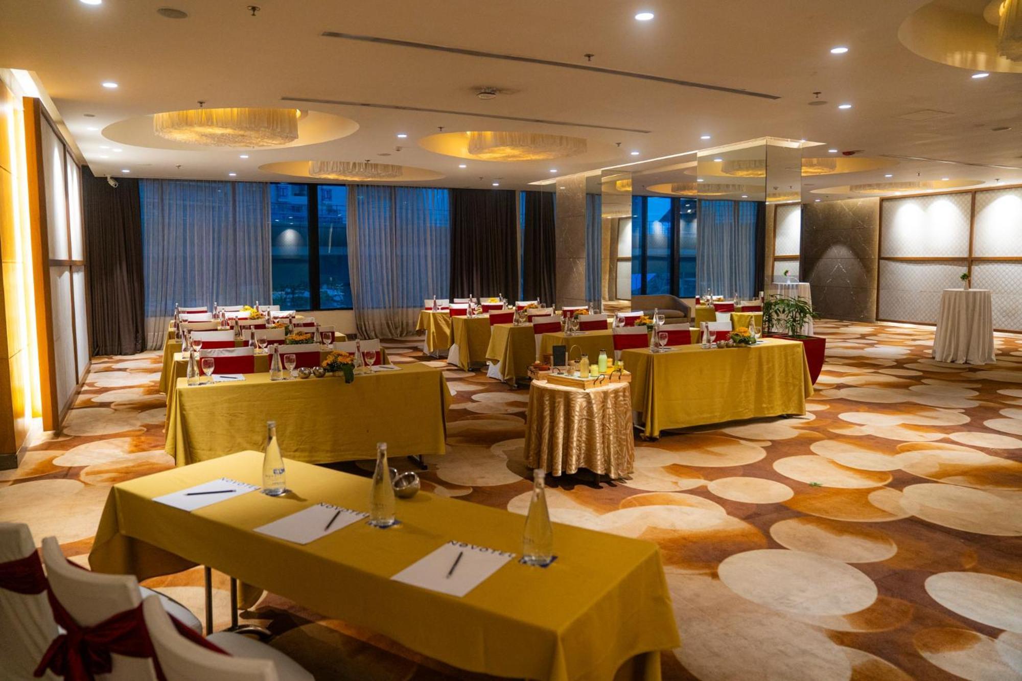 Novotel Kolkata Hotel And Residences Exterior photo Meeting room