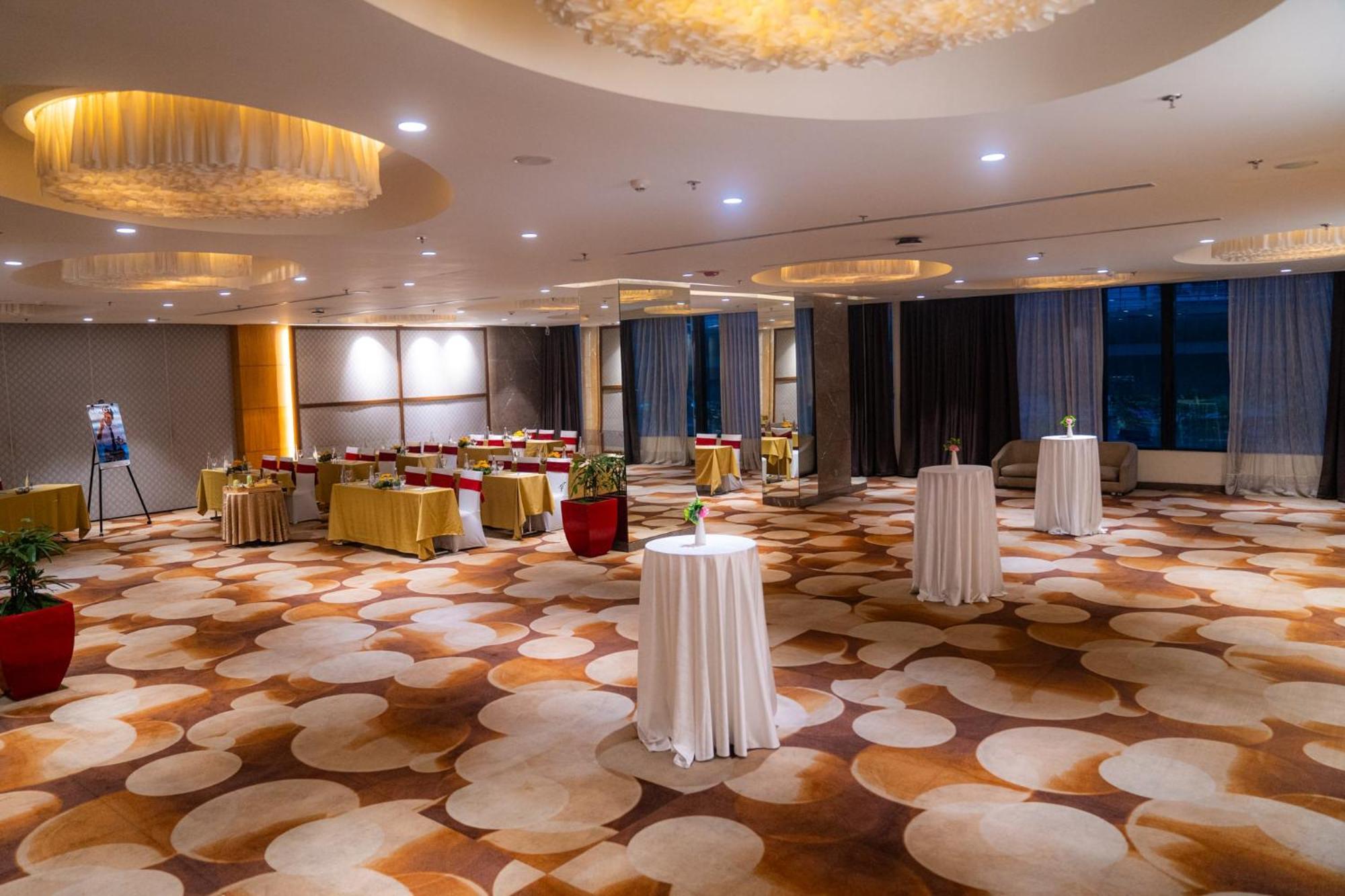 Novotel Kolkata Hotel And Residences Exterior photo The ballroom
