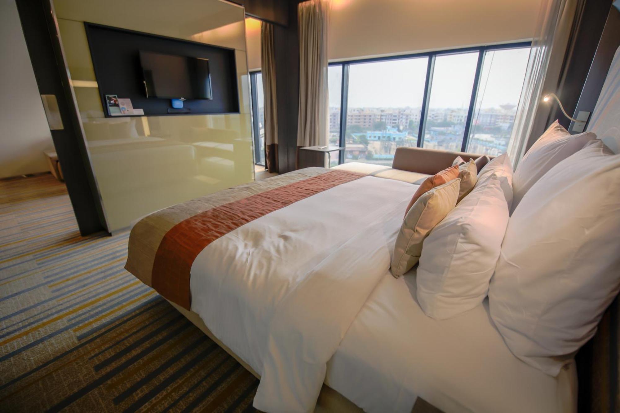 Novotel Kolkata Hotel And Residences Exterior photo